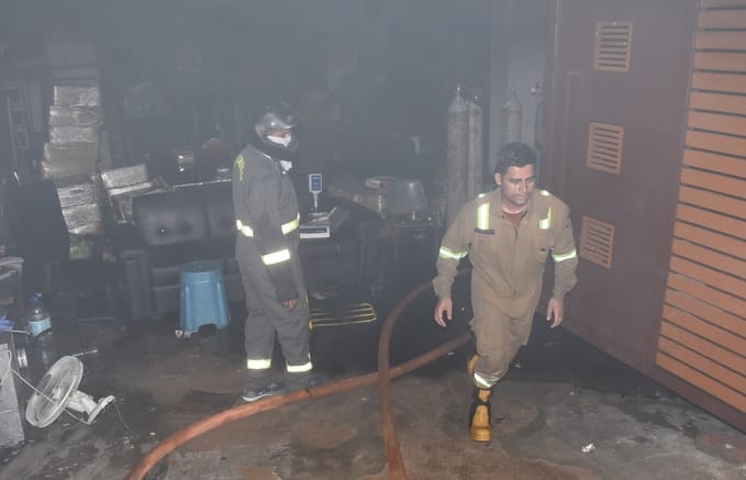 दुबग्गा में इमारत के बेसमेंट में चल रहे गोदाम में शनिवार दोपहर भीषण आग लग गई। दुबग्गा में इमारत के बेसमेंट में चल रहे गोदाम में शनिवार दोपहर भीषण आग लग गई।