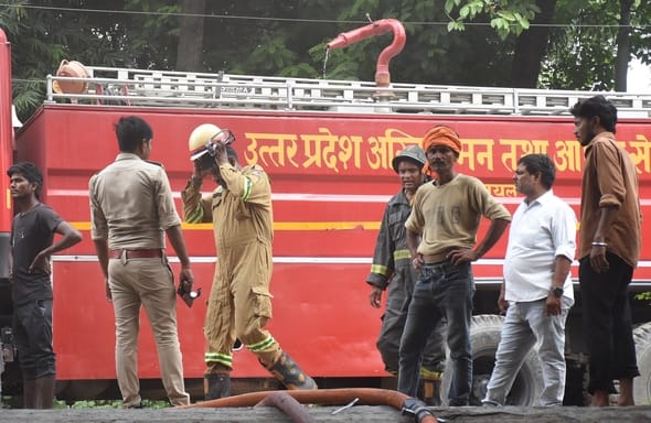 दुबग्गा में इमारत के बेसमेंट में चल रहे गोदाम में शनिवार दोपहर भीषण आग लग गई। दुबग्गा में इमारत के बेसमेंट में चल रहे गोदाम में शनिवार दोपहर भीषण आग लग गई।