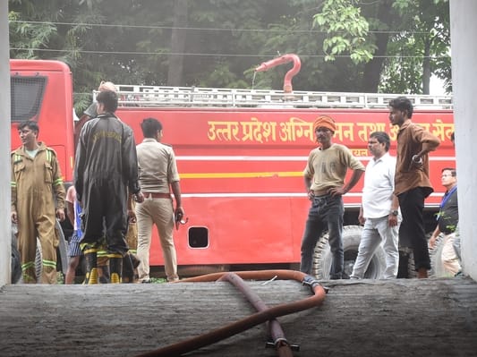 दुबग्गा में इमारत के बेसमेंट में चल रहे गोदाम में शनिवार दोपहर भीषण आग लग गई। दुबग्गा में इमारत के बेसमेंट में चल रहे गोदाम में शनिवार दोपहर भीषण आग लग गई।