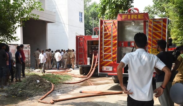 दुबग्गा में इमारत के बेसमेंट में चल रहे गोदाम में शनिवार दोपहर भीषण आग लग गई। दुबग्गा में इमारत के बेसमेंट में चल रहे गोदाम में शनिवार दोपहर भीषण आग लग गई।