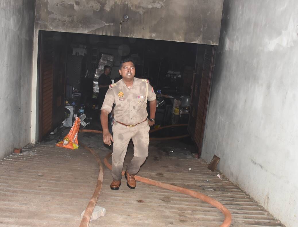 दुबग्गा में इमारत के बेसमेंट में चल रहे गोदाम में शनिवार दोपहर भीषण आग लग गई। दुबग्गा में इमारत के बेसमेंट में चल रहे गोदाम में शनिवार दोपहर भीषण आग लग गई।