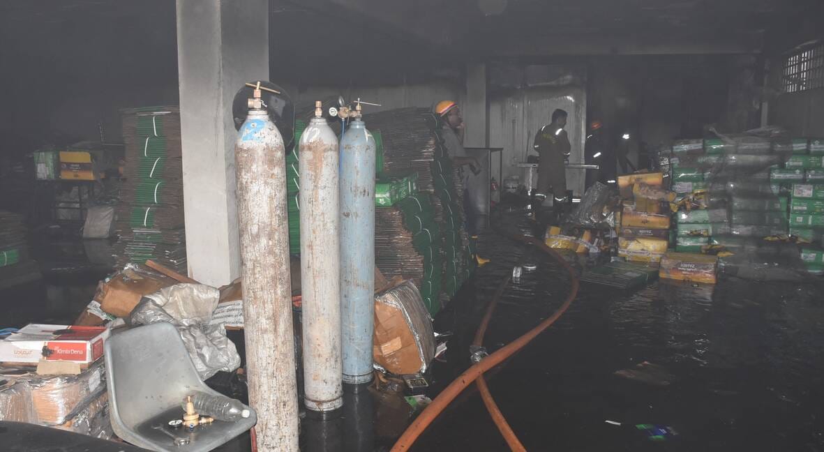 दुबग्गा में इमारत के बेसमेंट में चल रहे गोदाम में शनिवार दोपहर भीषण आग लग गई। दुबग्गा में इमारत के बेसमेंट में चल रहे गोदाम में शनिवार दोपहर भीषण आग लग गई।