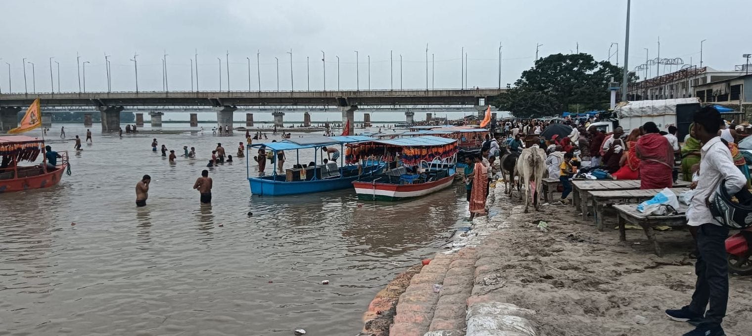 उसैहत कंपिल मार्ग से जटा गांव तक पहुंचने वाली पुलिया पर जलस्तर बढ़ने के बाद ग्रामीणों ने लगया स उसैहत कंपिल मार्ग से जटा गांव तक पहुंचने वाली पुलिया पर जलस्तर बढ़ने के बाद ग्रामीणों ने लगया स