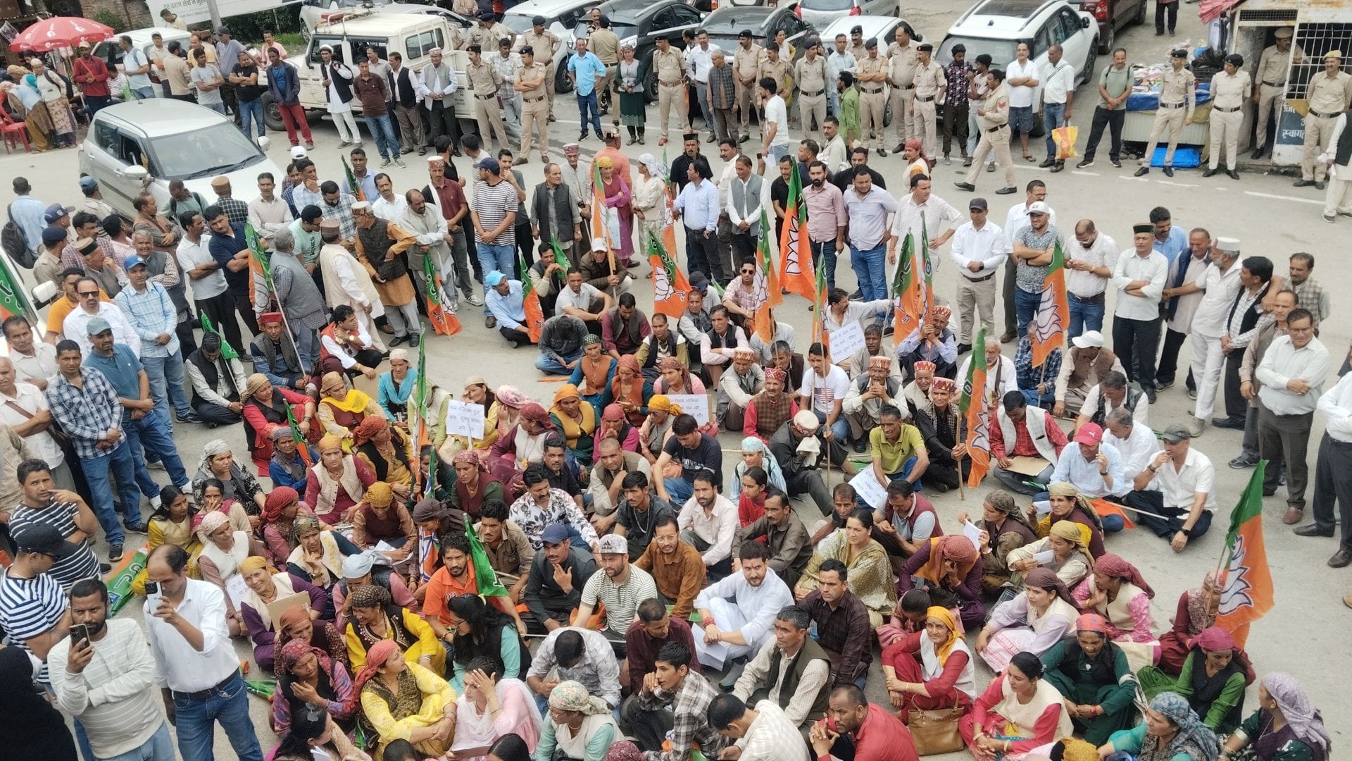 आनी में प्रदर्शन को संबोधित करते विधायक लोकेंद्र कुमार। संवाद आनी में प्रदर्शन को संबोधित करते विधायक लोकेंद्र कुमार। संवाद