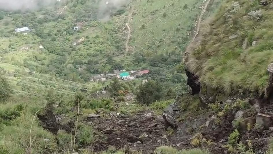 आपदा प्रभावित सुंडा-सनेई सडक़ पर बना भूस्खलन का खतरा। संवाद आपदा प्रभावित सुंडा-सनेई सडक़ पर बना भूस्खलन का खतरा। संवाद