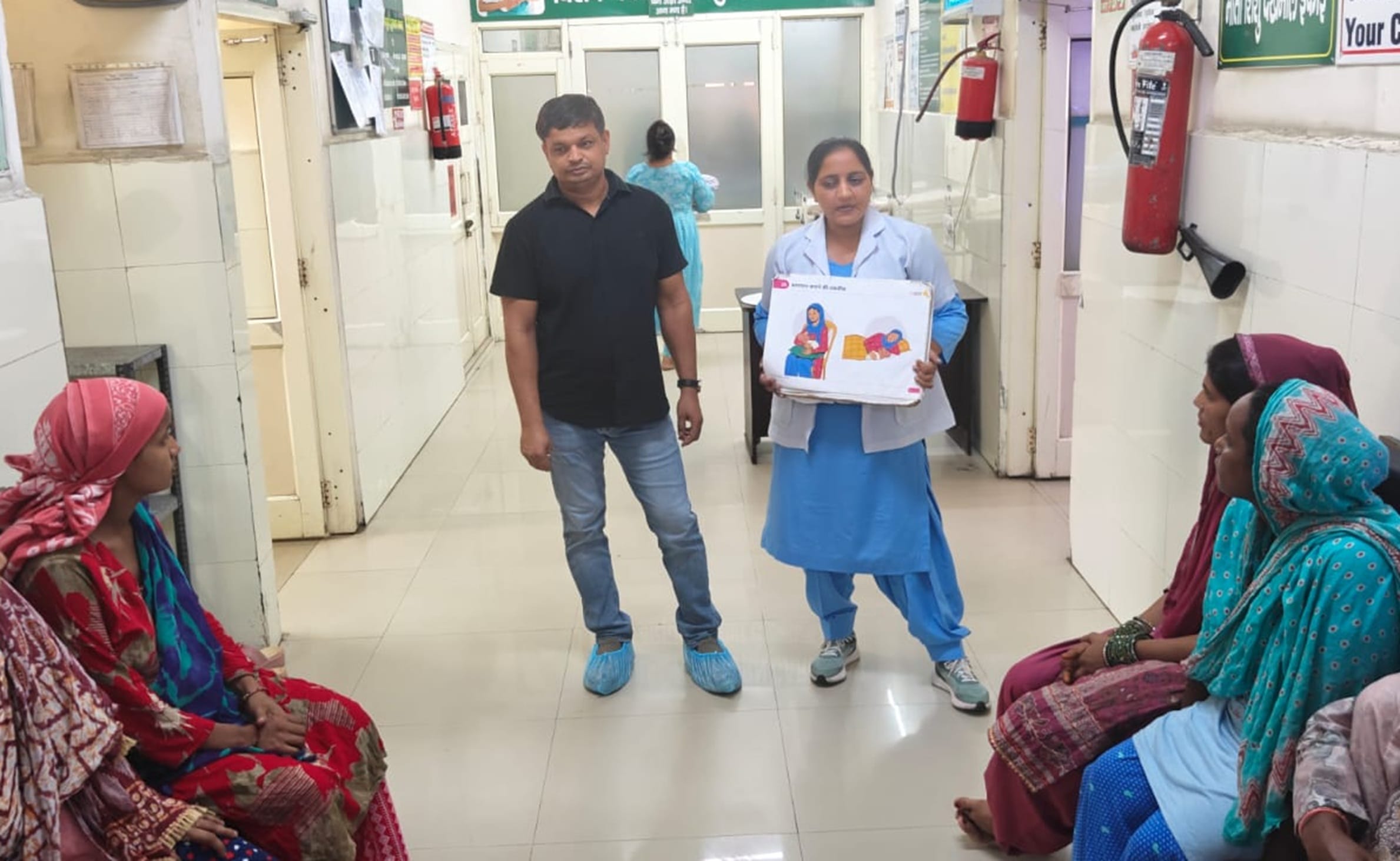 अस्पताल में महिलाओं को स्तनपान के बारे में जागरूक करते स्वास्थ्यकर्मी। विभाग अस्पताल में महिलाओं को स्तनपान के बारे में जागरूक करते स्वास्थ्यकर्मी। विभाग