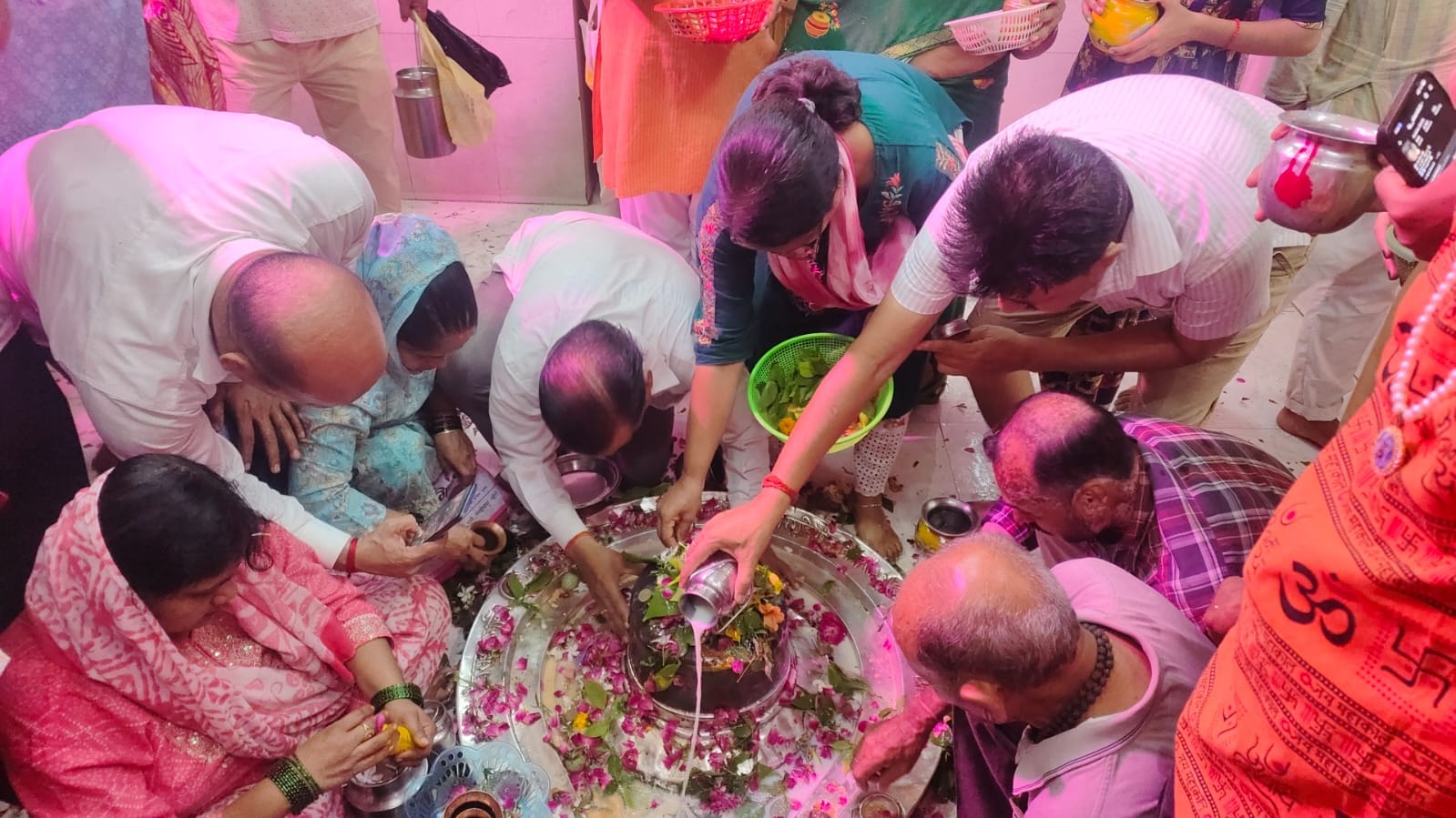 बाबा लिलौटीनाथ के दर्शन को लाइन में लगे श्रद्धालु। संवाद बाबा लिलौटीनाथ के दर्शन को लाइन में लगे श्रद्धालु। संवाद