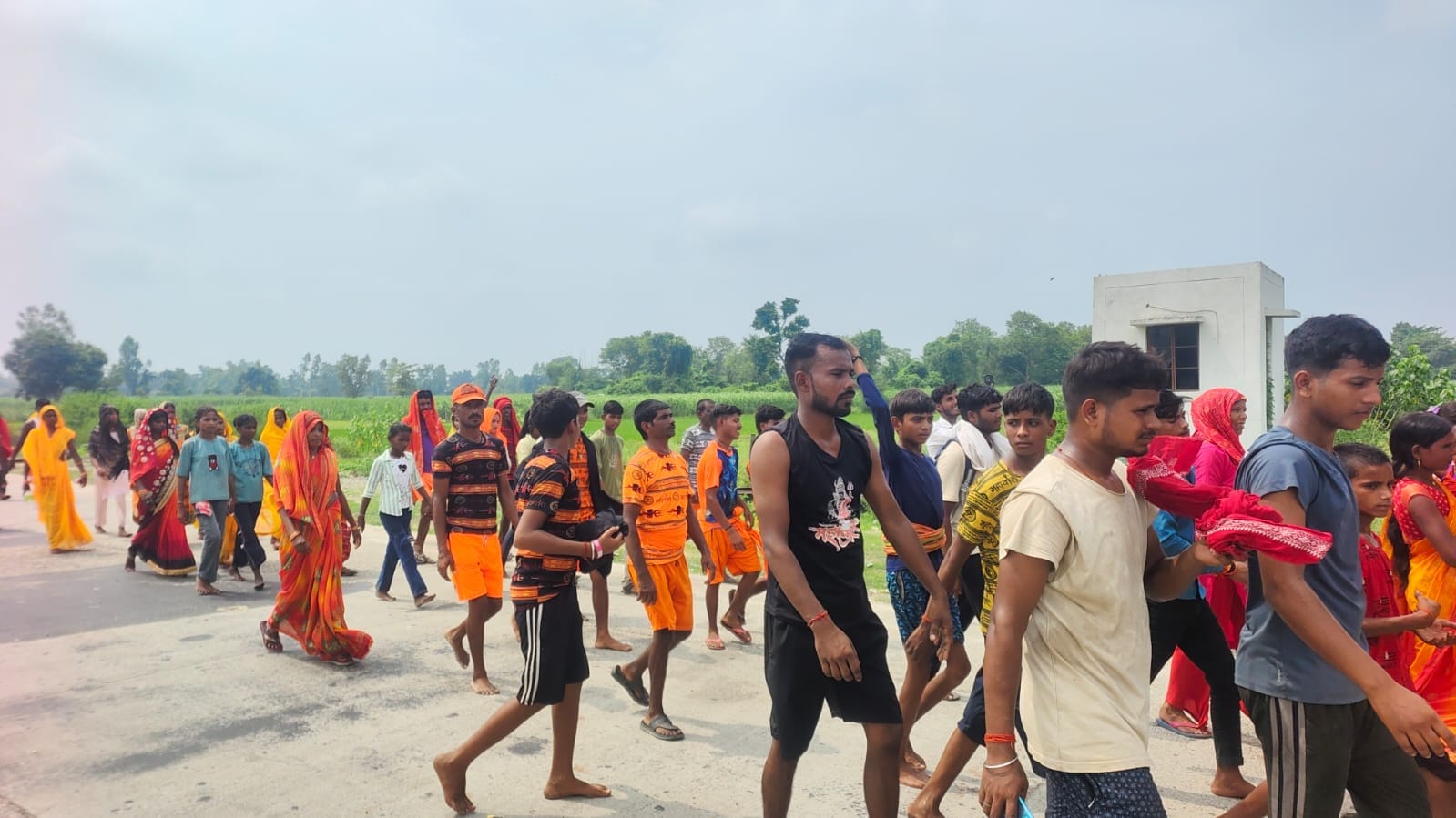 बाबा लिलौटीनाथ के दर्शन को लाइन में लगे श्रद्धालु। संवाद बाबा लिलौटीनाथ के दर्शन को लाइन में लगे श्रद्धालु। संवाद