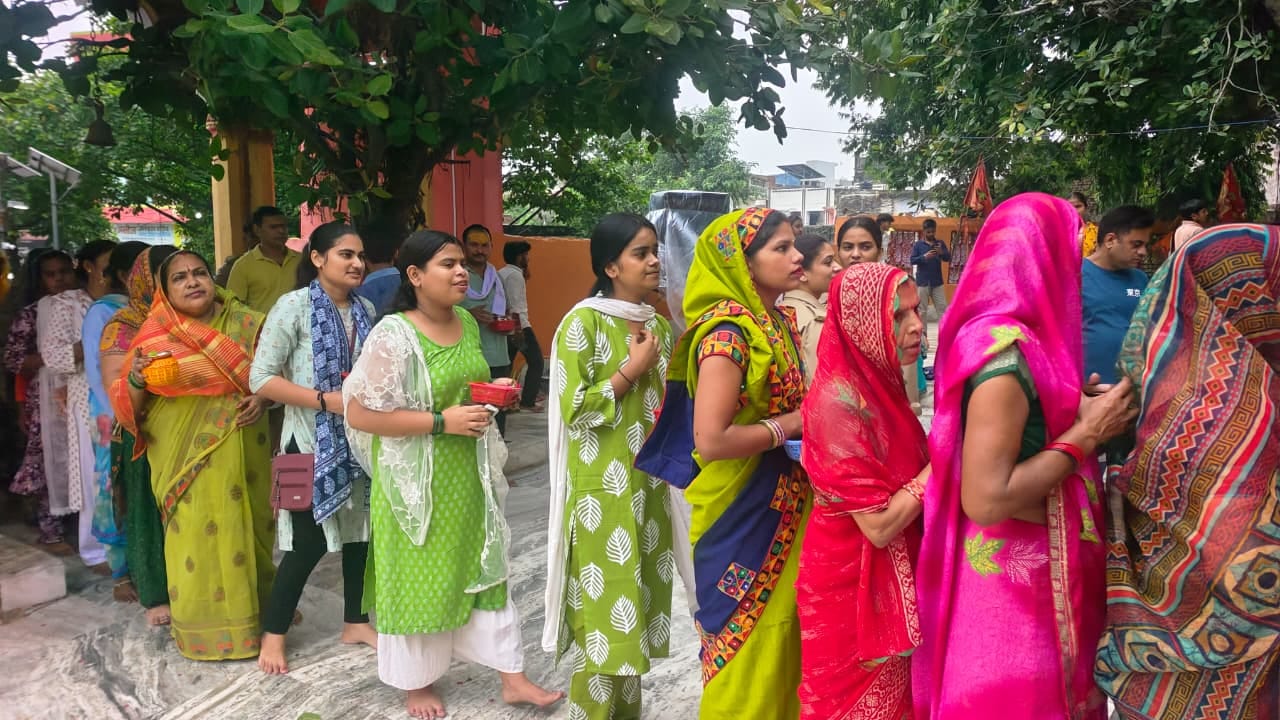 बाबा लिलौटीनाथ के दर्शन को लाइन में लगे श्रद्धालु। संवाद बाबा लिलौटीनाथ के दर्शन को लाइन में लगे श्रद्धालु। संवाद