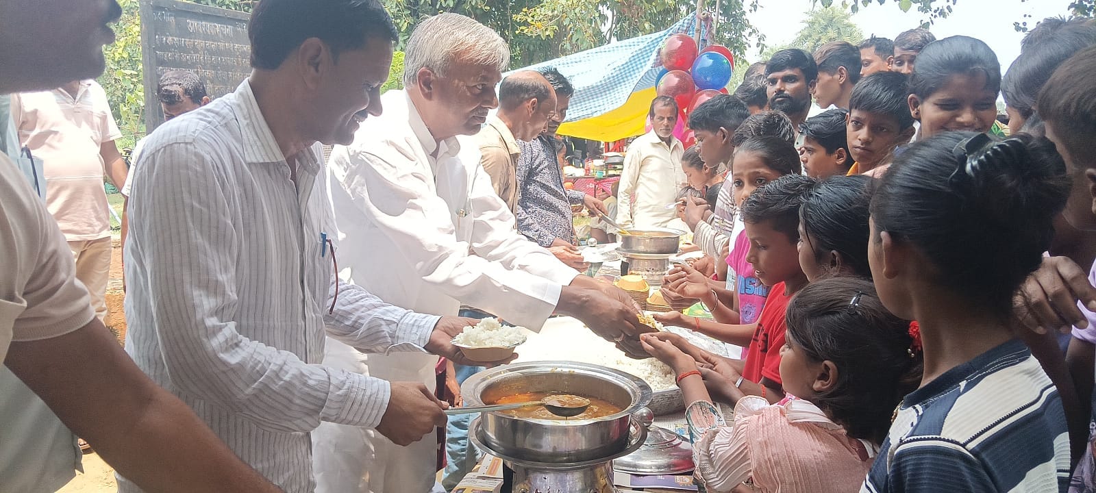 बाबा लिलौटीनाथ के दर्शन को लाइन में लगे श्रद्धालु। संवाद बाबा लिलौटीनाथ के दर्शन को लाइन में लगे श्रद्धालु। संवाद