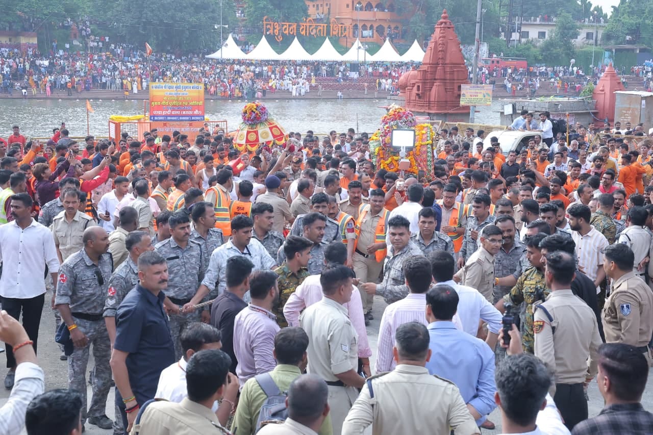 Ujjain News: क्षिप्रा तट पर बजा डमरू, गूंजे मंत्र, भक्तों का हाल जानने चंद्रमौलेश्वर स्वरूप में निकले महाकाल