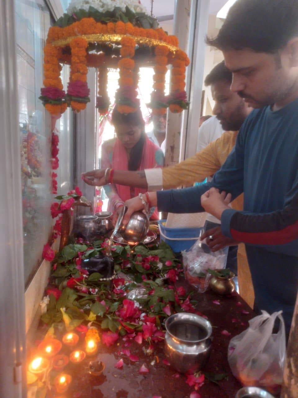 बाबा विश्वनाथ मंदिर में शिवलिंग पर जलाभिषेक करते श्रद्धालु। संवाद बाबा विश्वनाथ मंदिर में शिवलिंग पर जलाभिषेक करते श्रद्धालु। संवाद