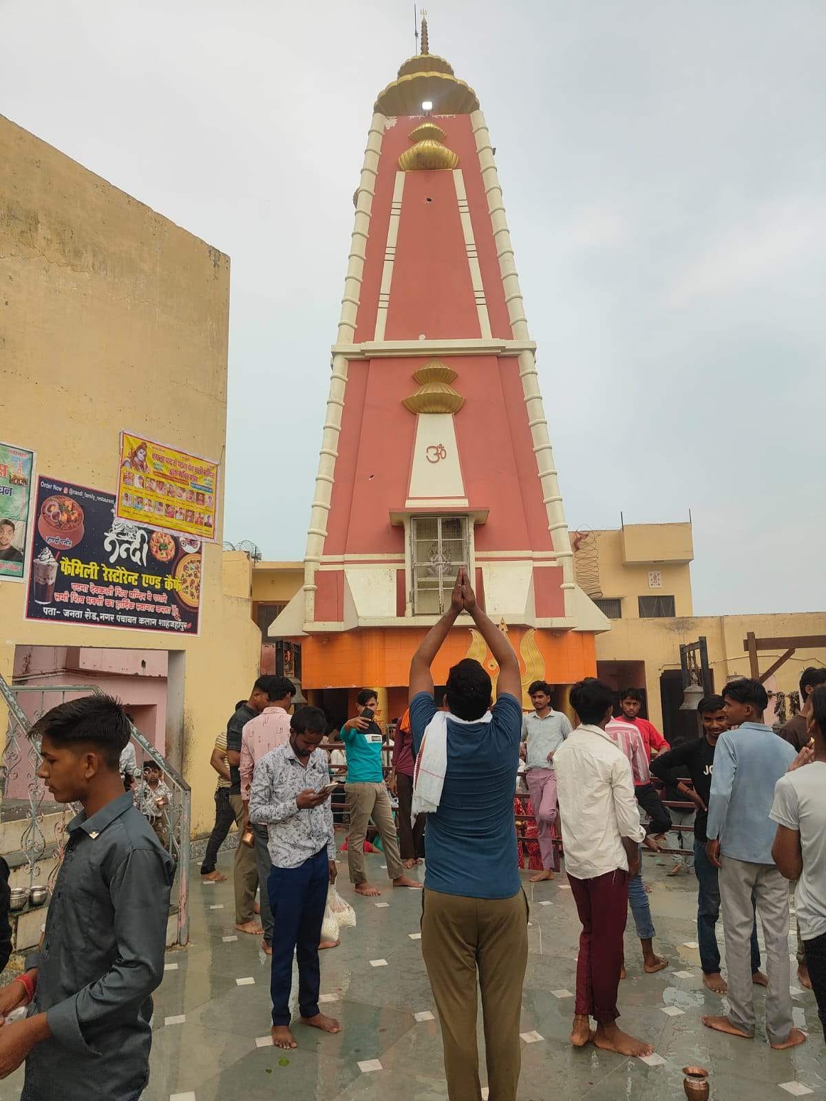 बाबा विश्वनाथ मंदिर में शिवलिंग पर जलाभिषेक करते श्रद्धालु। संवाद बाबा विश्वनाथ मंदिर में शिवलिंग पर जलाभिषेक करते श्रद्धालु। संवाद