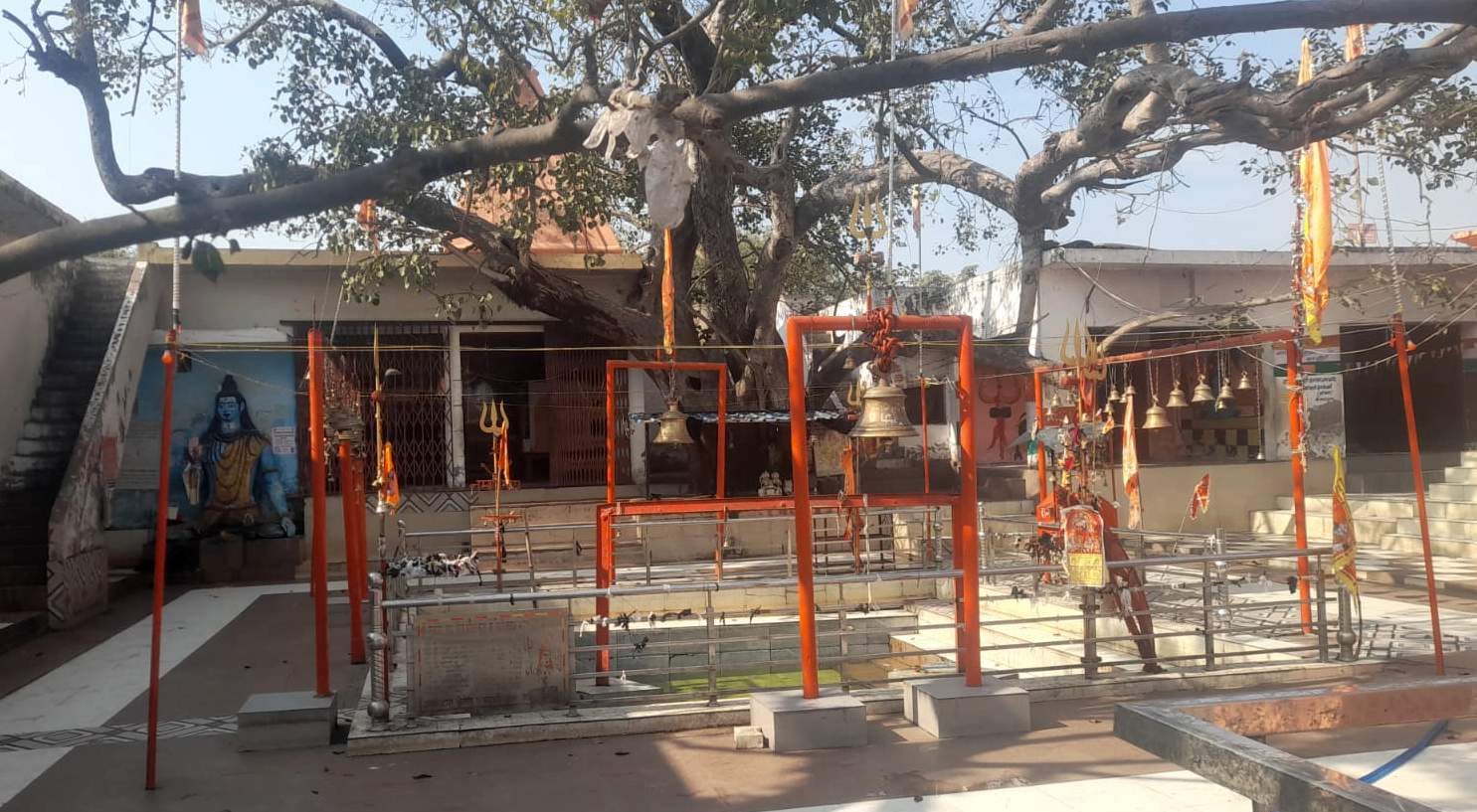 बाबा विश्वनाथ मंदिर में शिवलिंग पर जलाभिषेक करते श्रद्धालु। संवाद बाबा विश्वनाथ मंदिर में शिवलिंग पर जलाभिषेक करते श्रद्धालु। संवाद