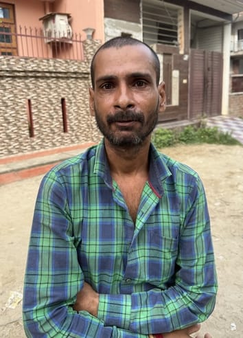 बच्ची पर गाय के हमले के बाद लोगों में दहशत।