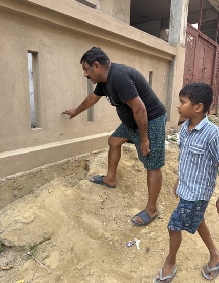 बच्ची पर गाय के हमले के बाद लोगों में दहशत।