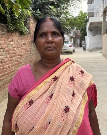 बच्ची पर गाय के हमले के बाद लोगों में दहशत।