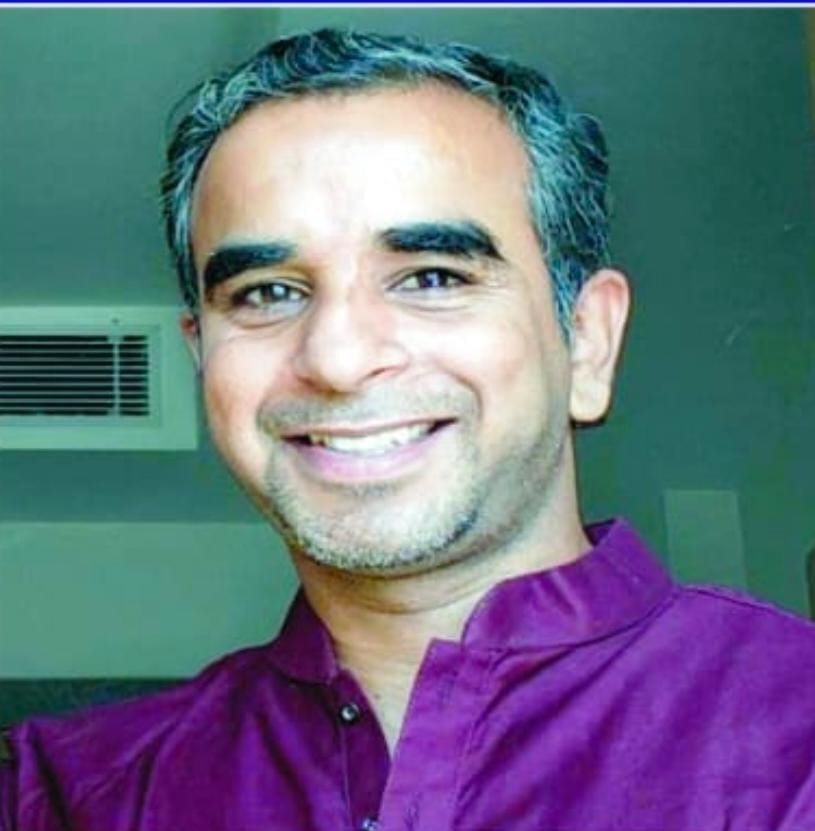 भरेड़ी से अवाहदेवी को जोड़ने वाली सड़क में बने गड्ढे। संवाद