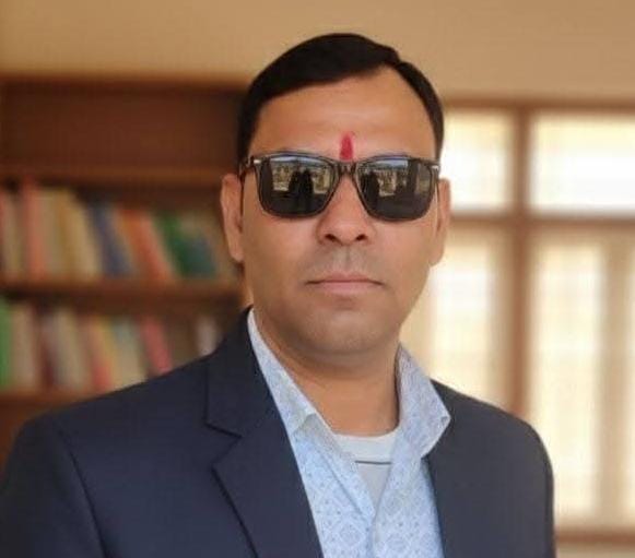 भरेड़ी से अवाहदेवी को जोड़ने वाली सड़क में बने गड्ढे। संवाद