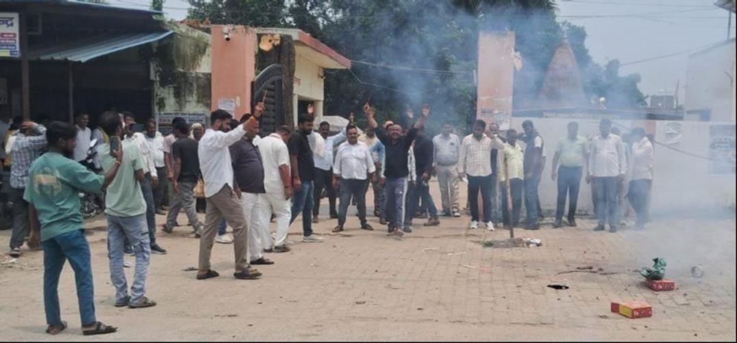 बृजभूषण शरण सिंह के बरी होने पर सोमवार को गोंडा के विभिन्न इलाकों में समर्थकों ने मिठाई बांटी, बृजभूषण शरण सिंह के बरी होने पर सोमवार को गोंडा के विभिन्न इलाकों में समर्थकों ने मिठाई बांटी,