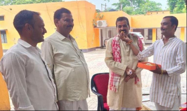 बृजभूषण शरण सिंह के बरी होने पर सोमवार को गोंडा के विभिन्न इलाकों में समर्थकों ने मिठाई बांटी, बृजभूषण शरण सिंह के बरी होने पर सोमवार को गोंडा के विभिन्न इलाकों में समर्थकों ने मिठाई बांटी,