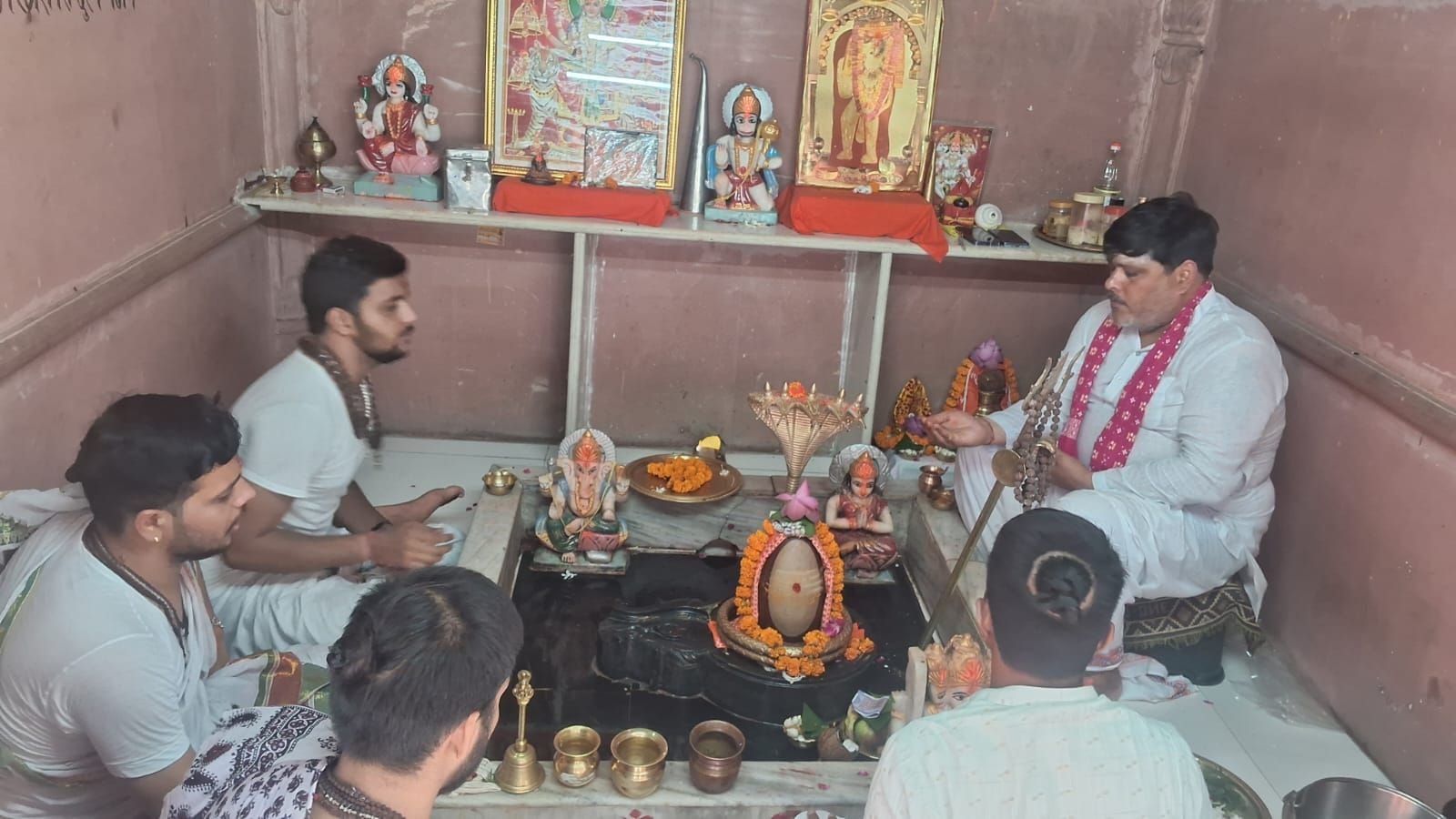 बृजभूषण शरण सिंह के बरी होने पर सोमवार को गोंडा के विभिन्न इलाकों में समर्थकों ने मिठाई बांटी, बृजभूषण शरण सिंह के बरी होने पर सोमवार को गोंडा के विभिन्न इलाकों में समर्थकों ने मिठाई बांटी,