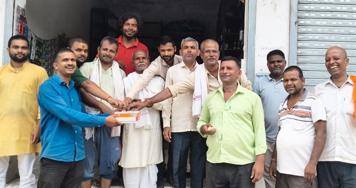 बृजभूषण शरण सिंह के बरी होने पर सोमवार को गोंडा के विभिन्न इलाकों में समर्थकों ने मिठाई बांटी, बृजभूषण शरण सिंह के बरी होने पर सोमवार को गोंडा के विभिन्न इलाकों में समर्थकों ने मिठाई बांटी,