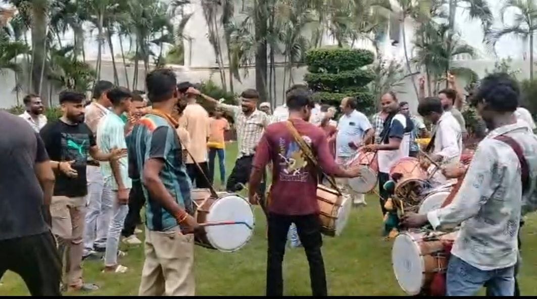 बृजभूषण शरण सिंह के बरी होने पर सोमवार को गोंडा के विभिन्न इलाकों में समर्थकों ने मिठाई बांटी, बृजभूषण शरण सिंह के बरी होने पर सोमवार को गोंडा के विभिन्न इलाकों में समर्थकों ने मिठाई बांटी,