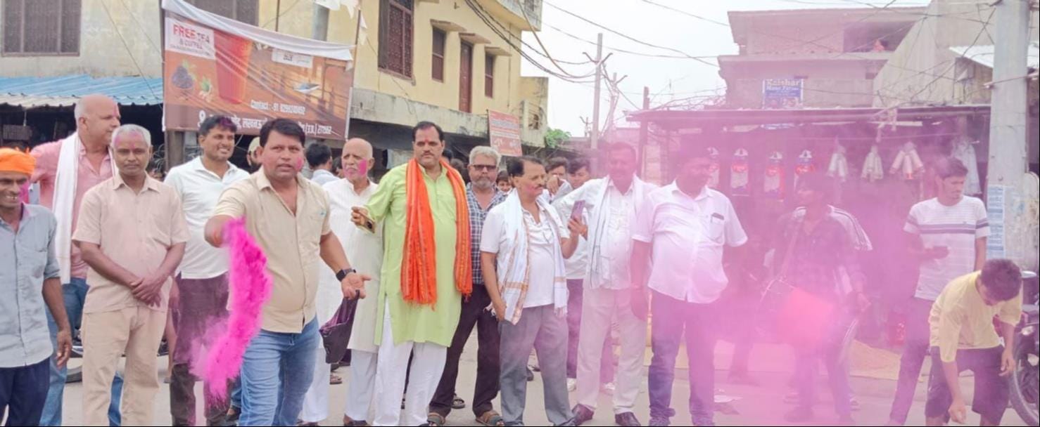 बृजभूषण शरण सिंह के बरी होने पर सोमवार को गोंडा के विभिन्न इलाकों में समर्थकों ने मिठाई बांटी, बृजभूषण शरण सिंह के बरी होने पर सोमवार को गोंडा के विभिन्न इलाकों में समर्थकों ने मिठाई बांटी,