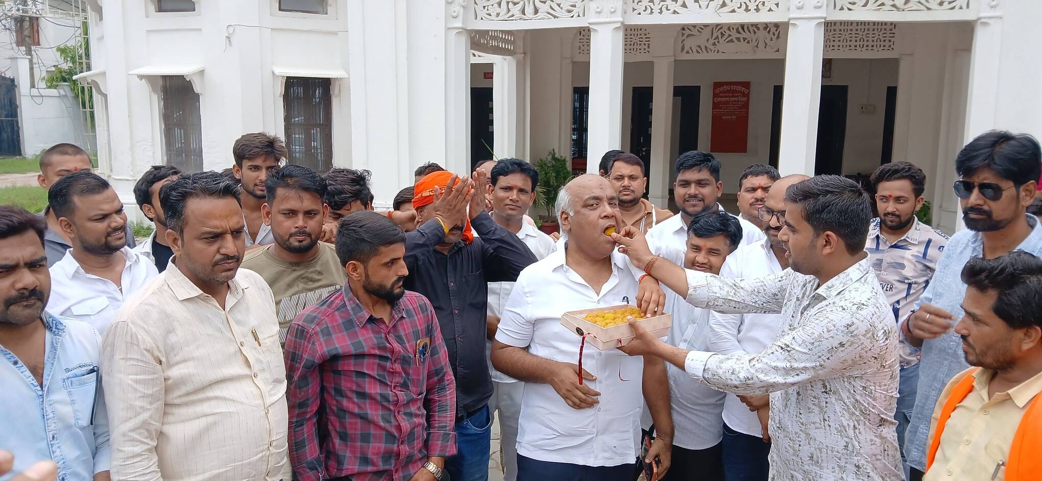 बृजभूषण शरण सिंह के बरी होने पर सोमवार को गोंडा के विभिन्न इलाकों में समर्थकों ने मिठाई बांटी, बृजभूषण शरण सिंह के बरी होने पर सोमवार को गोंडा के विभिन्न इलाकों में समर्थकों ने मिठाई बांटी,