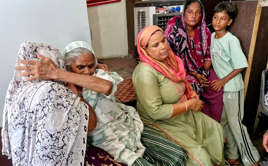 बाजोरिया रोड स्थित निजी अस्पताल में महिला की मौत के बाद घटना की जानकारी देते परिजन।