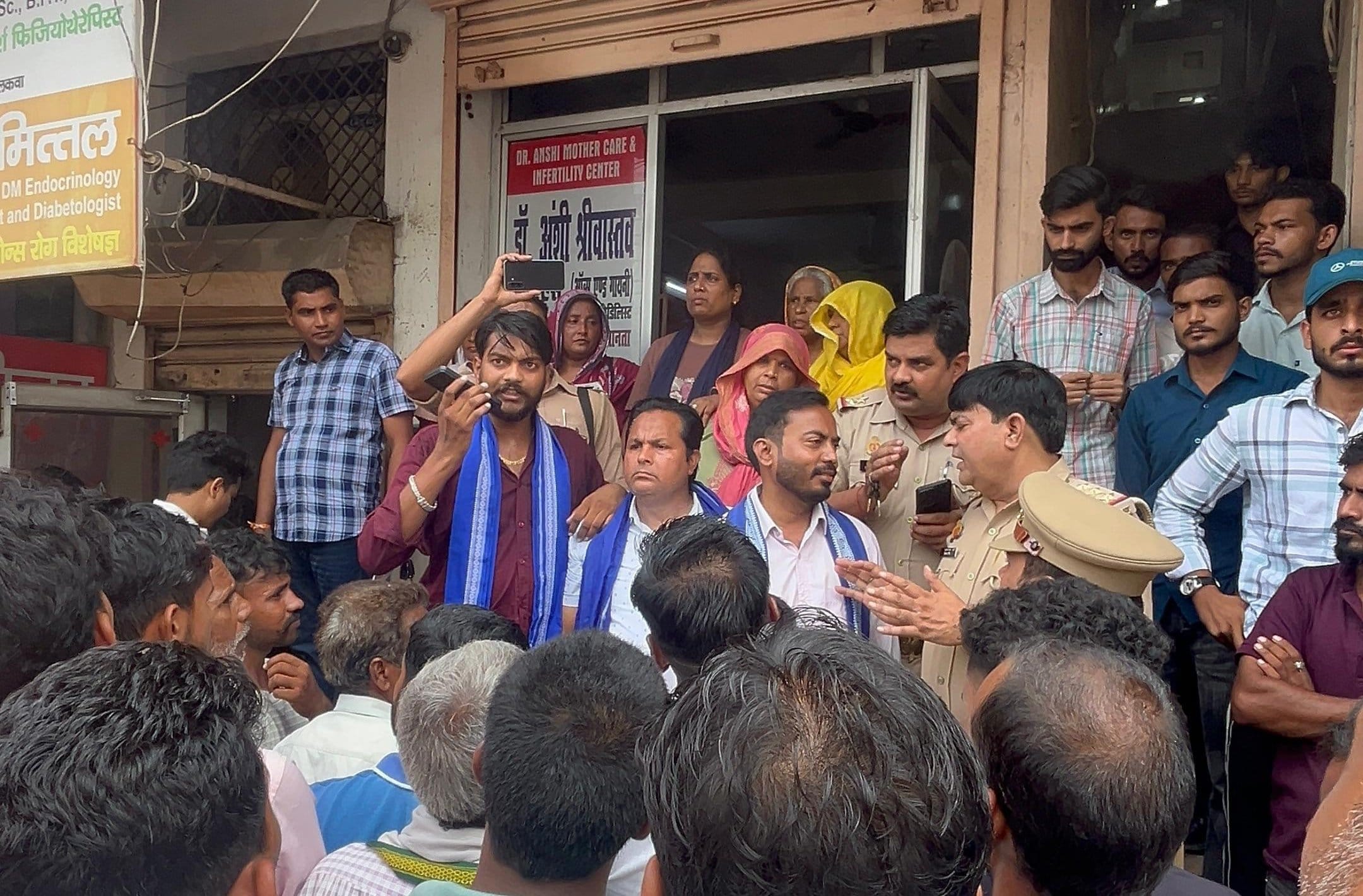 बाजोरिया रोड स्थित निजी अस्पताल में महिला की मौत के बाद घटना की जानकारी देते परिजन।