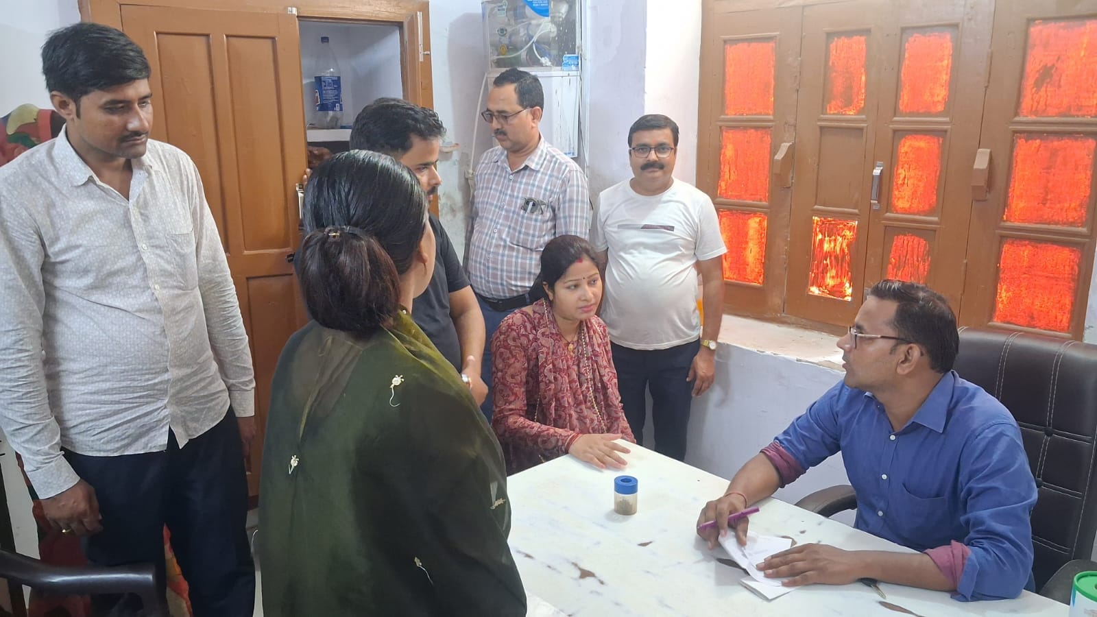 बोदरवार प्राथमिक स्वास्थ्य केंद्र में  मरीजों को परामर्श देते डॉ. संजय भारद्वाज ।संवाद