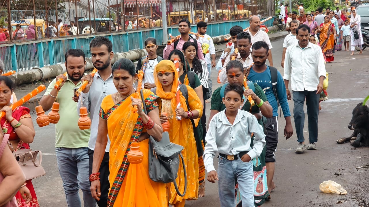 देशभर से पहुंच रहे श्रद्धालु, बढ़ रही कुबेरेश्वरधाम की पहचान