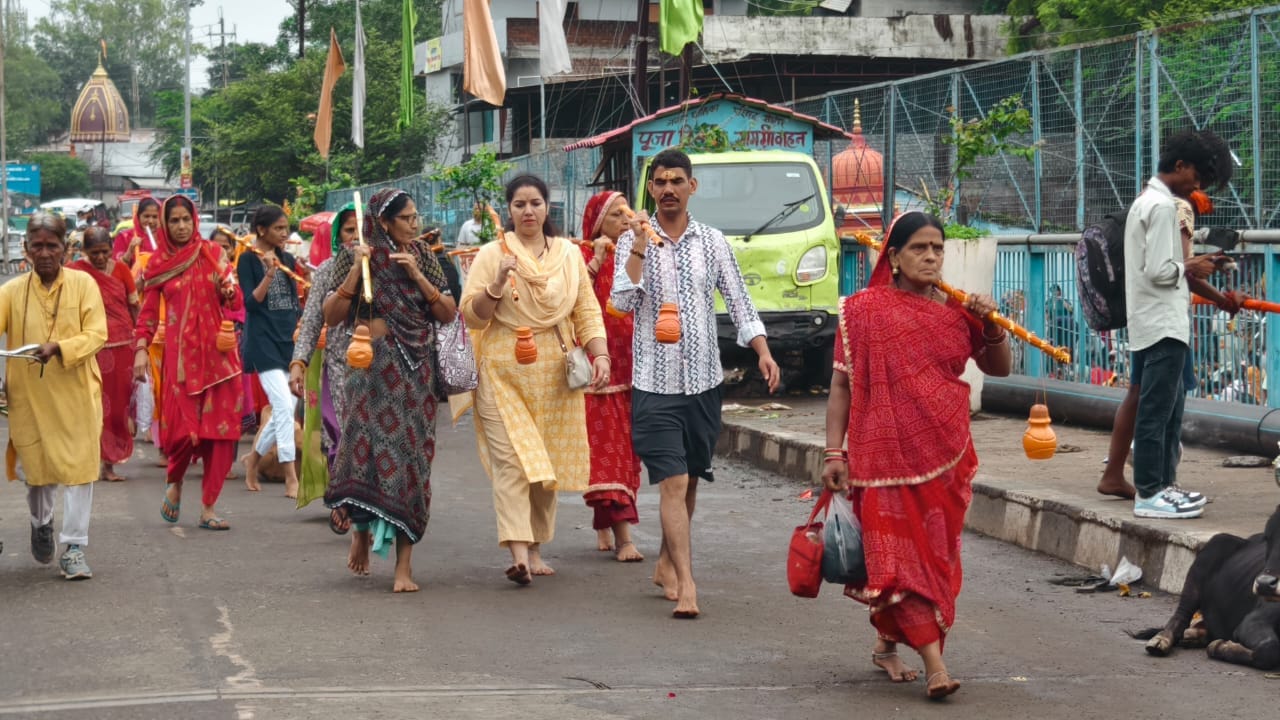 देशभर से पहुंच रहे श्रद्धालु, बढ़ रही कुबेरेश्वरधाम की पहचान