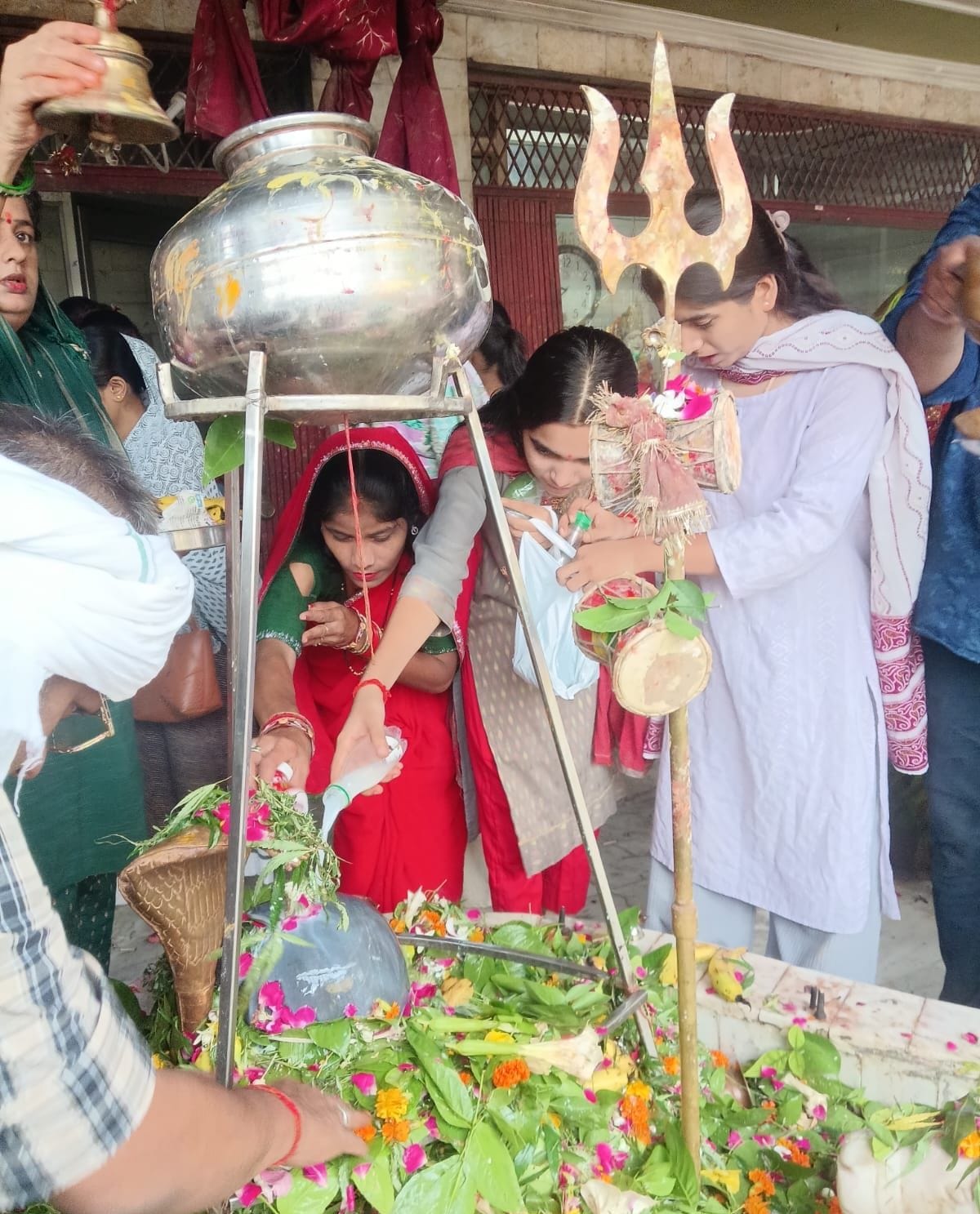 फोटो-10- सुनासीर नाथ मंदिर मे पूजन करते श्रद्धाल। संवाद