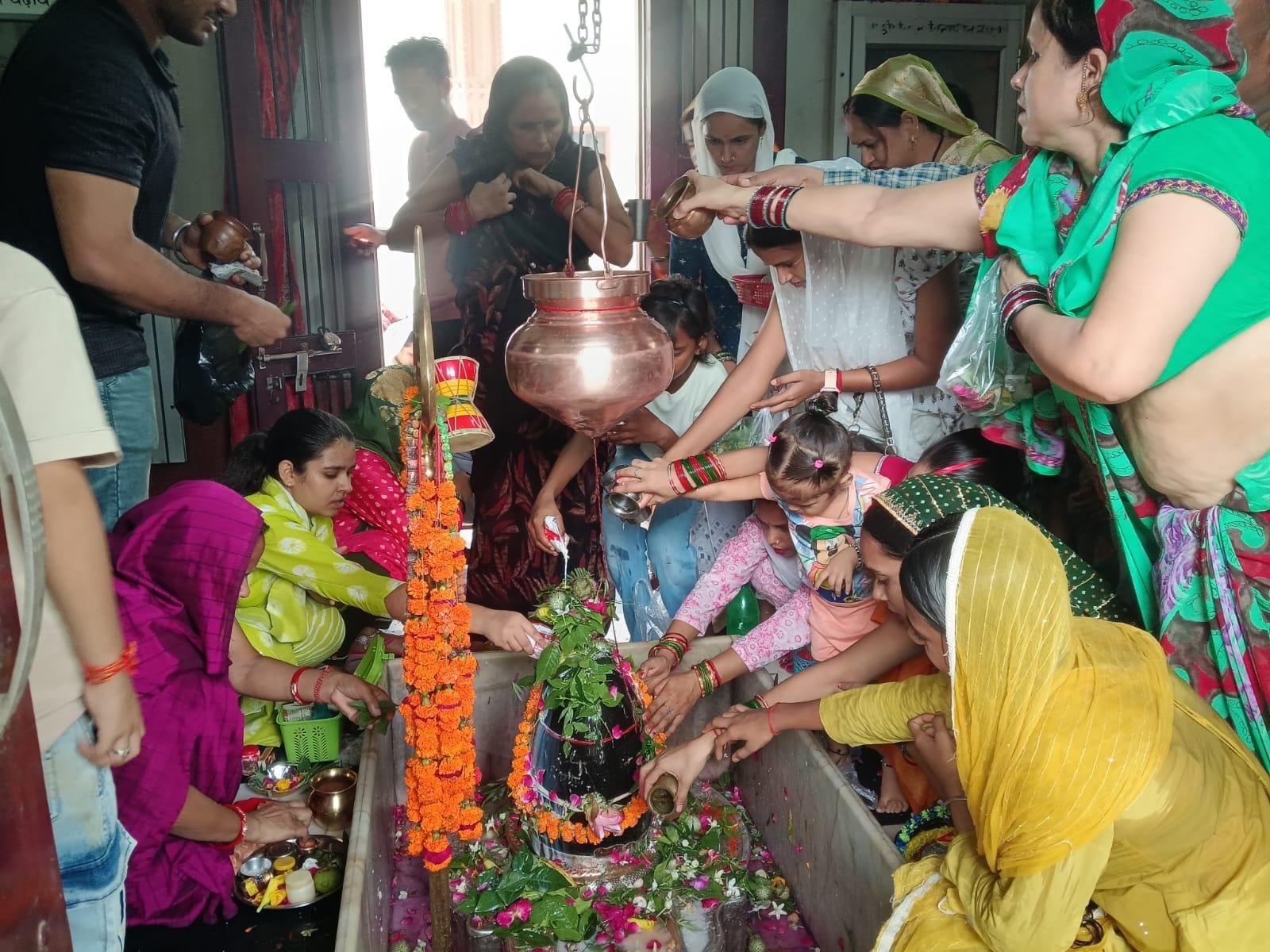 फोटो-10- सुनासीर नाथ मंदिर मे पूजन करते श्रद्धाल। संवाद