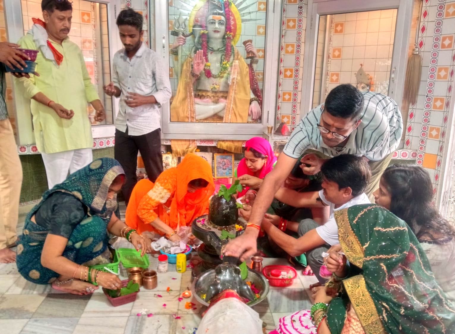 फोटो-10- सुनासीर नाथ मंदिर मे पूजन करते श्रद्धाल। संवाद