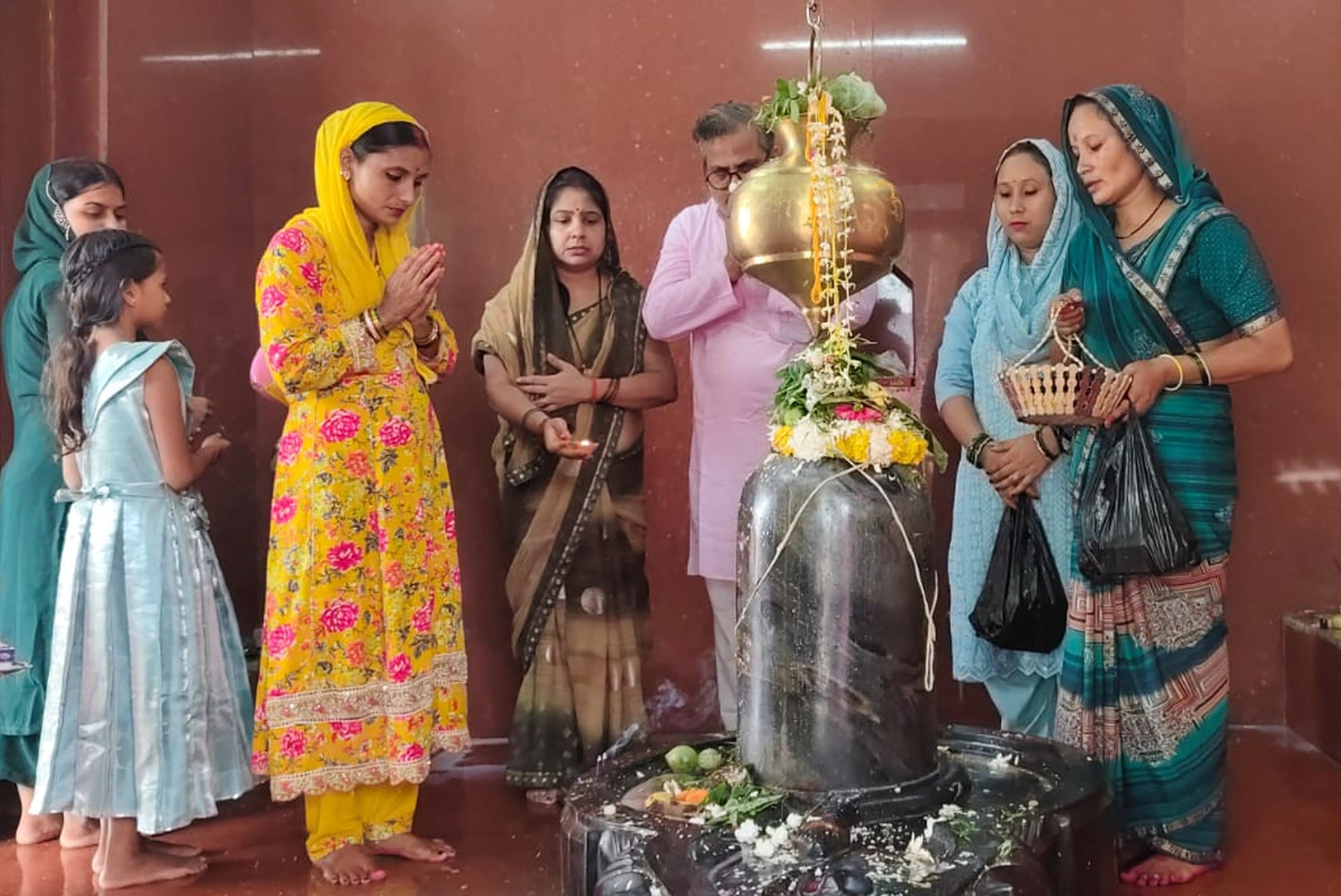 फोटो-13-बलरामपुर के झारखंडी मंदिर पर जलाभिषेक के लिए लगी महिलाओं की कतार ।-संवाद फोटो-13-बलरामपुर के झारखंडी मंदिर पर जलाभिषेक के लिए लगी महिलाओं की कतार ।-संवाद