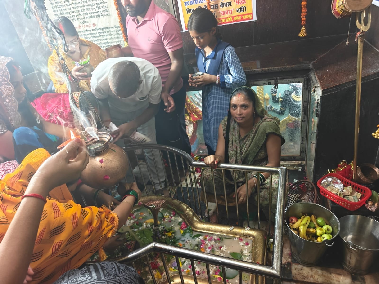 फोटो-13-बलरामपुर के झारखंडी मंदिर पर जलाभिषेक के लिए लगी महिलाओं की कतार ।-संवाद फोटो-13-बलरामपुर के झारखंडी मंदिर पर जलाभिषेक के लिए लगी महिलाओं की कतार ।-संवाद