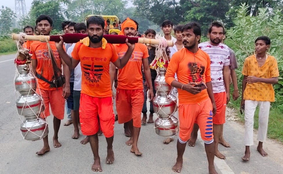 फोटो-13-बलरामपुर के झारखंडी मंदिर पर जलाभिषेक के लिए लगी महिलाओं की कतार ।-संवाद फोटो-13-बलरामपुर के झारखंडी मंदिर पर जलाभिषेक के लिए लगी महिलाओं की कतार ।-संवाद