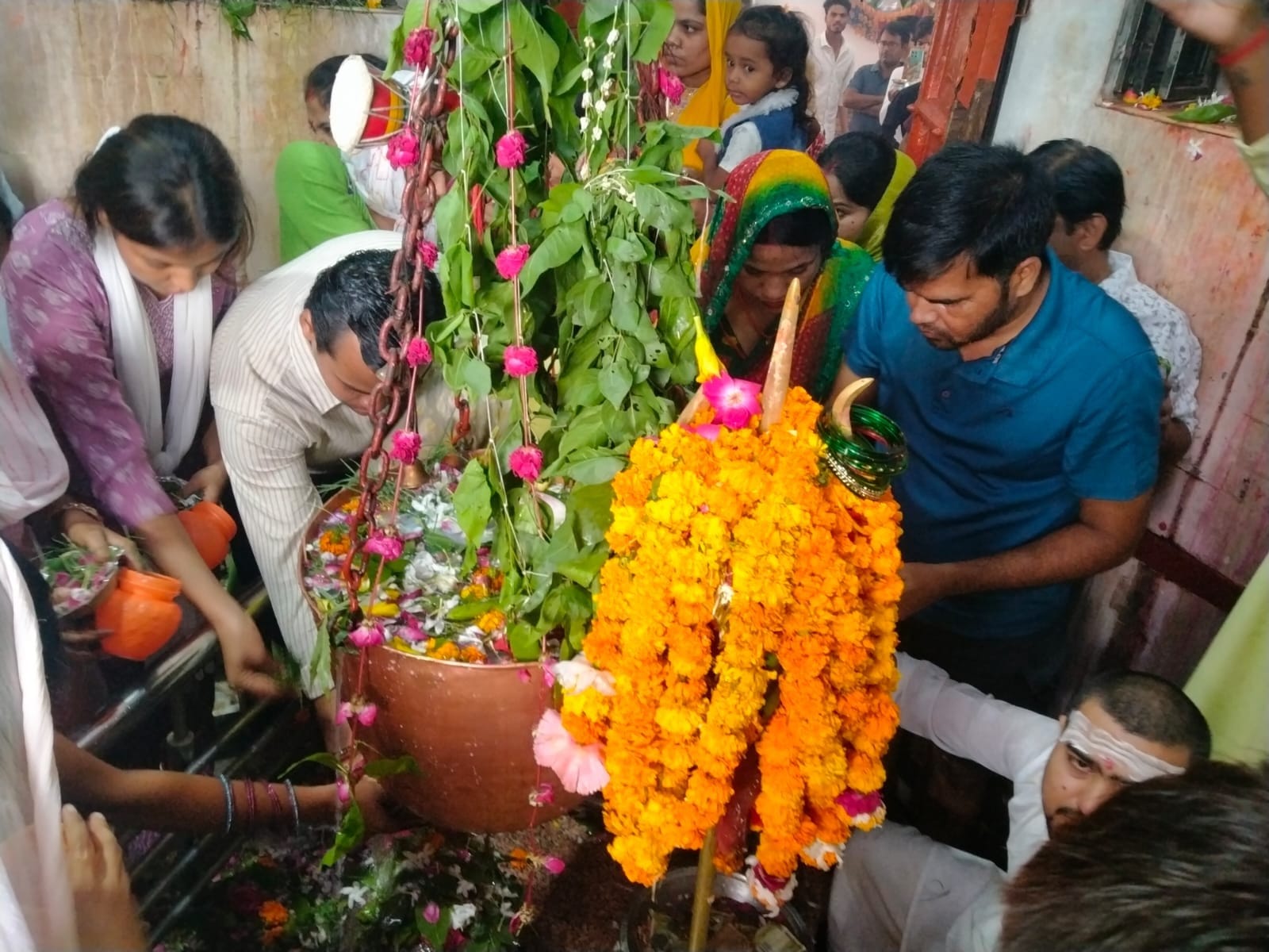 फोटो-13-बलरामपुर के झारखंडी मंदिर पर जलाभिषेक के लिए लगी महिलाओं की कतार ।-संवाद फोटो-13-बलरामपुर के झारखंडी मंदिर पर जलाभिषेक के लिए लगी महिलाओं की कतार ।-संवाद