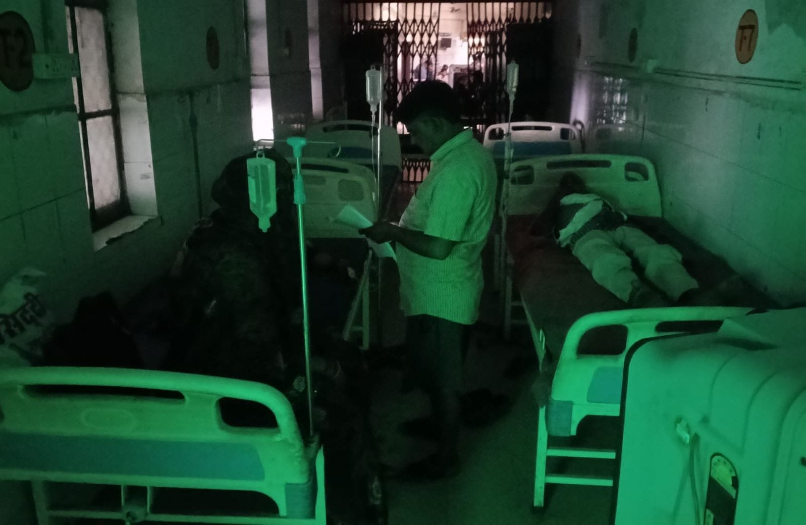 फोटो-13- मेडिकल कॉलेज के इमरजेंसी वार्ड में भर्ती मरीज पर हाथ से पंखा डुलता तीमारदार। संवाद फोटो-13- मेडिकल कॉलेज के इमरजेंसी वार्ड में भर्ती मरीज पर हाथ से पंखा डुलता तीमारदार। संवाद