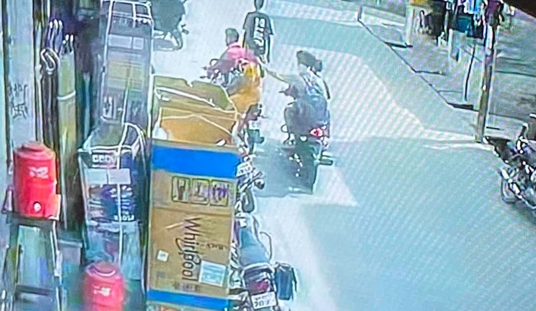 फोटो - 17 गले से चेन छीने जाने की घटना की जानकारी देती महिला। संवाद फोटो - 17 गले से चेन छीने जाने की घटना की जानकारी देती महिला। संवाद