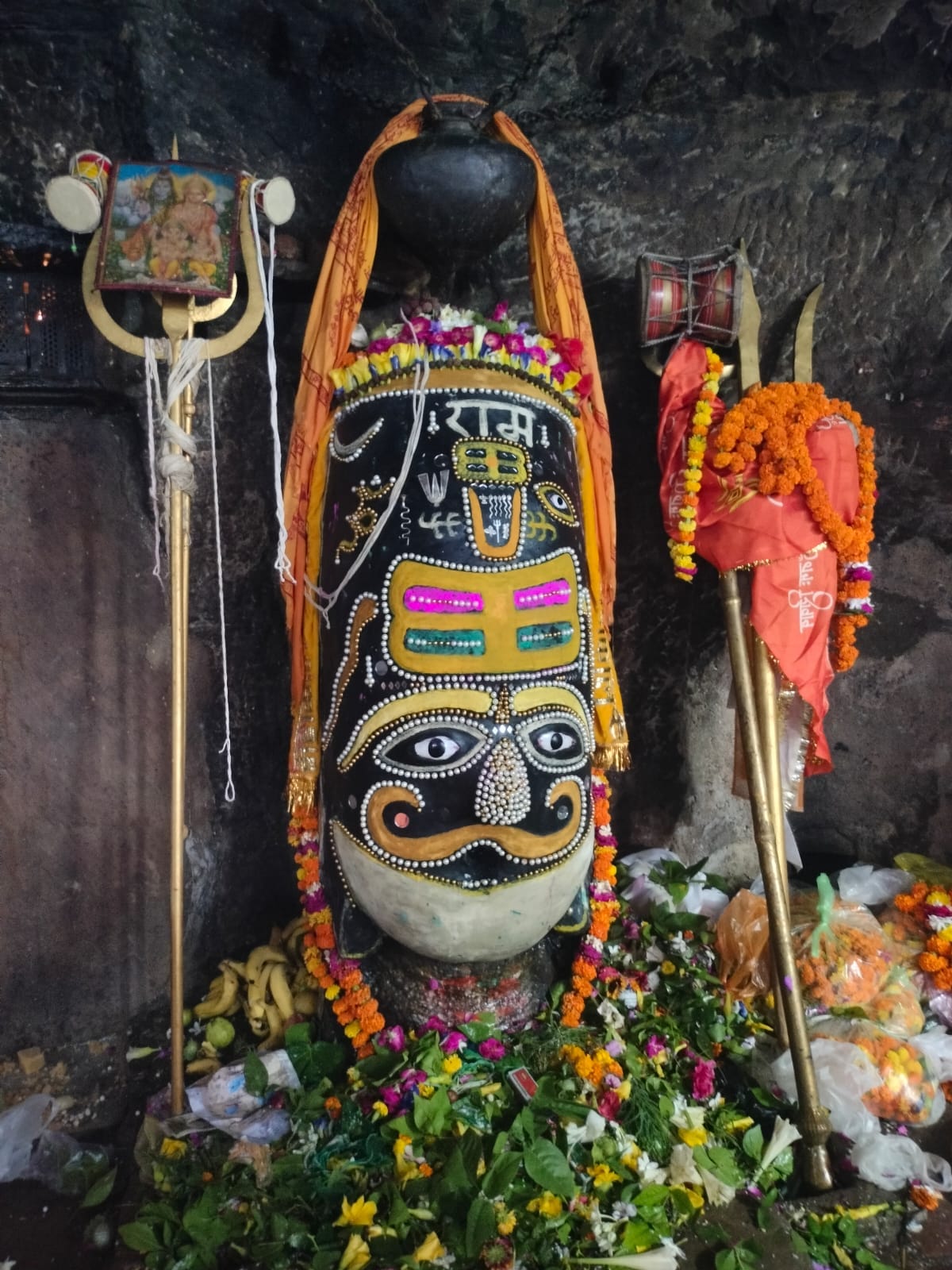 फोटो-18-बबेरू में मां मढ़ीदाई मंदिर में पंचमुखी शिवलिंग की पूजा करते श्रद्धालु। संवाद फोटो-18-बबेरू में मां मढ़ीदाई मंदिर में पंचमुखी शिवलिंग की पूजा करते श्रद्धालु। संवाद