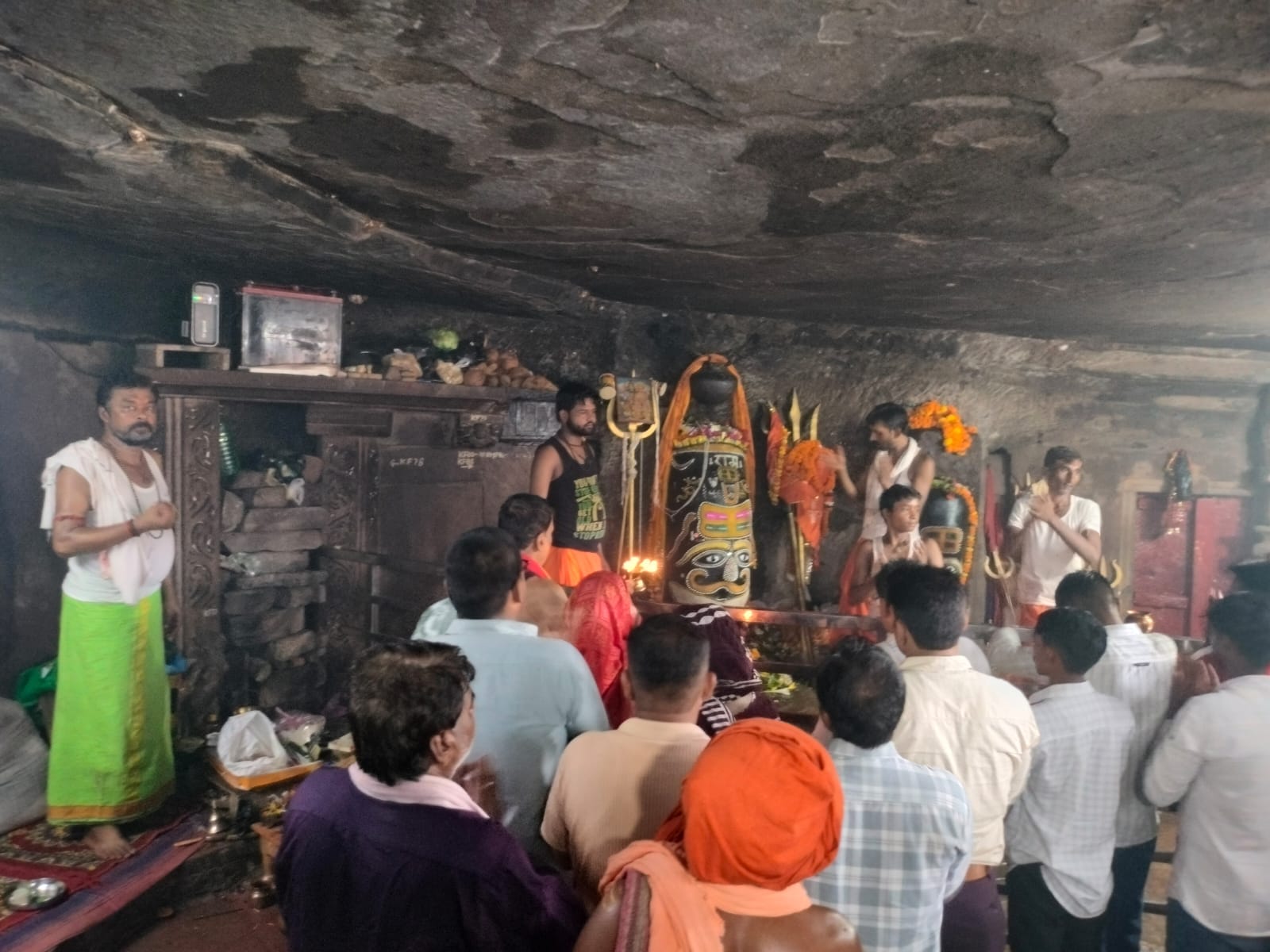 फोटो-18-बबेरू में मां मढ़ीदाई मंदिर में पंचमुखी शिवलिंग की पूजा करते श्रद्धालु। संवाद फोटो-18-बबेरू में मां मढ़ीदाई मंदिर में पंचमुखी शिवलिंग की पूजा करते श्रद्धालु। संवाद
