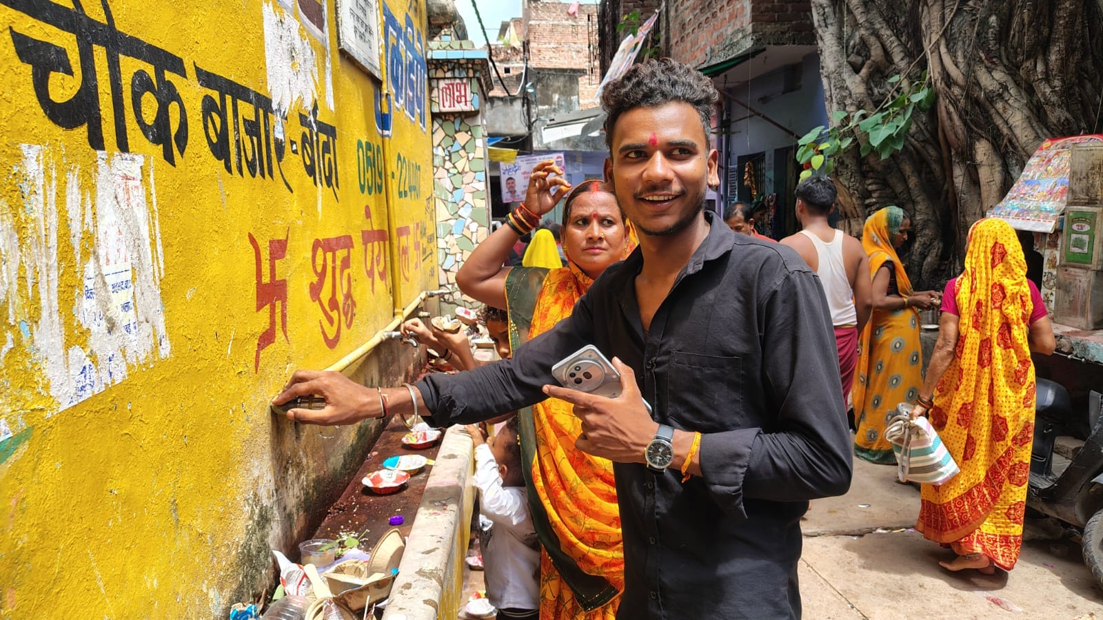 फोटो-18-बबेरू में मां मढ़ीदाई मंदिर में पंचमुखी शिवलिंग की पूजा करते श्रद्धालु। संवाद फोटो-18-बबेरू में मां मढ़ीदाई मंदिर में पंचमुखी शिवलिंग की पूजा करते श्रद्धालु। संवाद