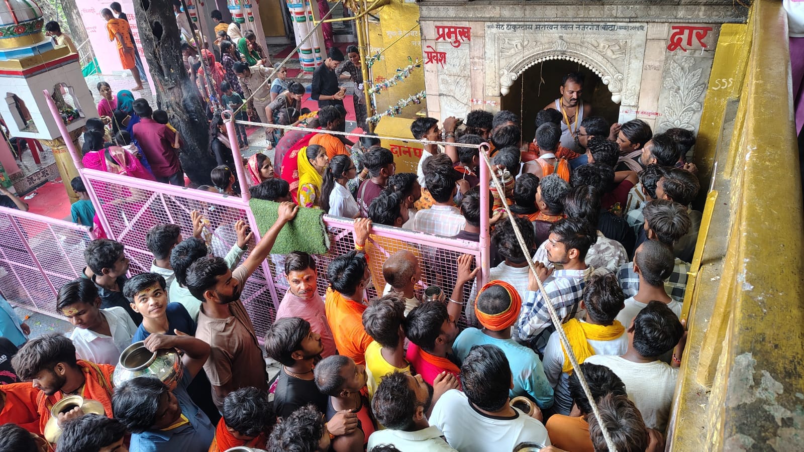फोटो-18-बबेरू में मां मढ़ीदाई मंदिर में पंचमुखी शिवलिंग की पूजा करते श्रद्धालु। संवाद फोटो-18-बबेरू में मां मढ़ीदाई मंदिर में पंचमुखी शिवलिंग की पूजा करते श्रद्धालु। संवाद