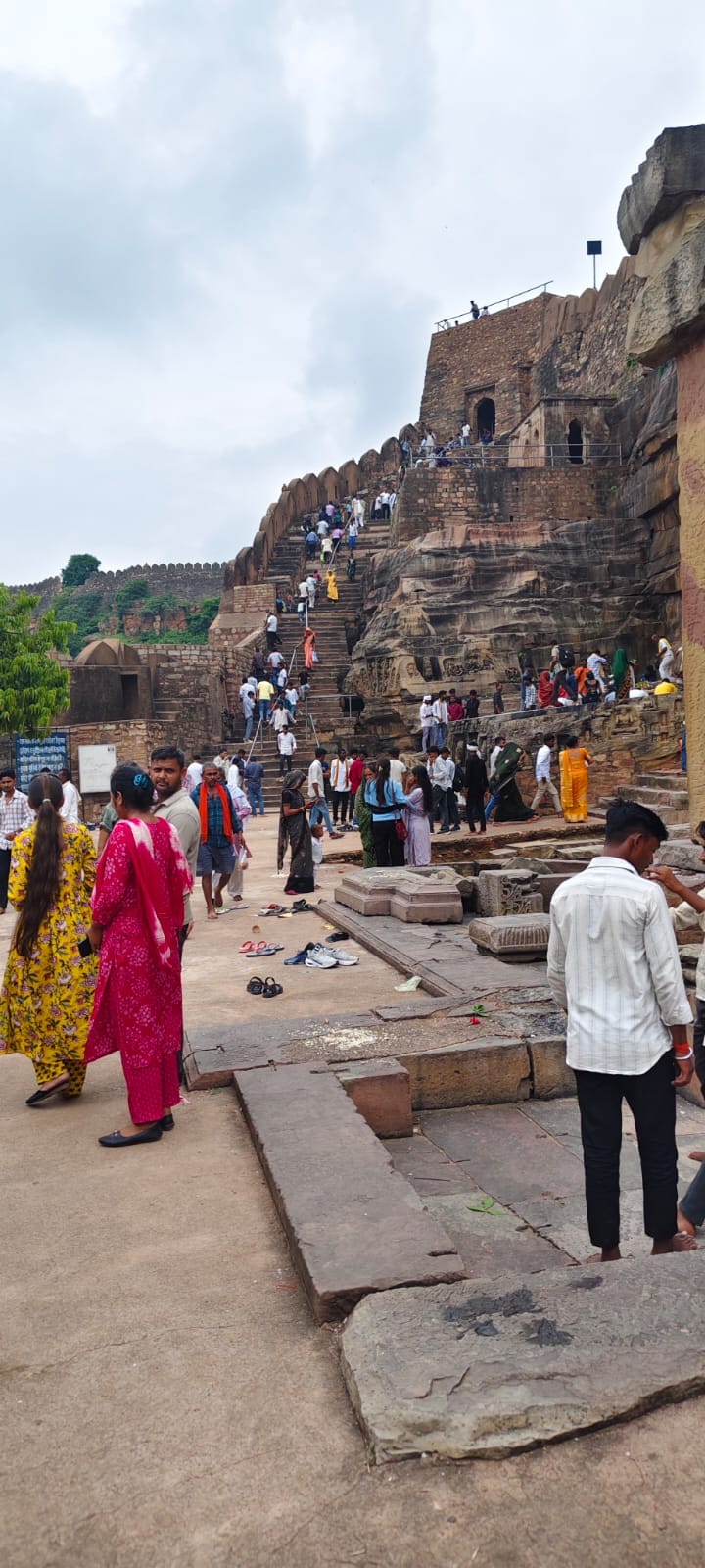 फोटो-18-बबेरू में मां मढ़ीदाई मंदिर में पंचमुखी शिवलिंग की पूजा करते श्रद्धालु। संवाद फोटो-18-बबेरू में मां मढ़ीदाई मंदिर में पंचमुखी शिवलिंग की पूजा करते श्रद्धालु। संवाद