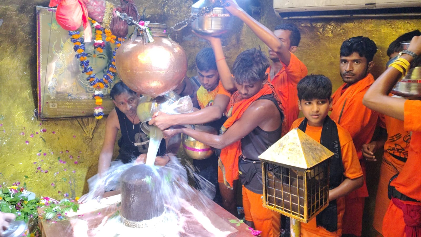 फोटो-18-बबेरू में मां मढ़ीदाई मंदिर में पंचमुखी शिवलिंग की पूजा करते श्रद्धालु। संवाद फोटो-18-बबेरू में मां मढ़ीदाई मंदिर में पंचमुखी शिवलिंग की पूजा करते श्रद्धालु। संवाद